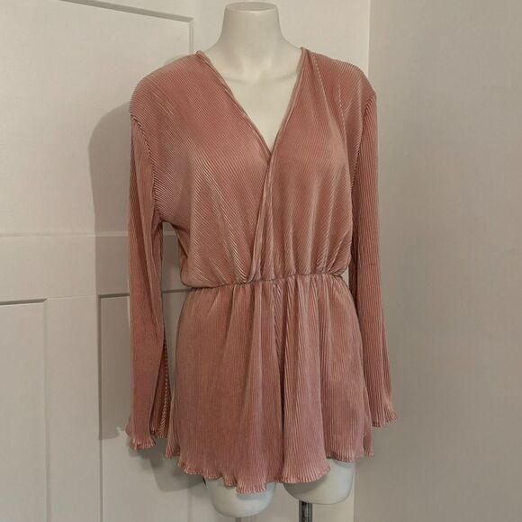 Haute Rogue size Medium Light Pink Accordion Texture Bell Sleeve Shorts Romper - Picture 1 of 12